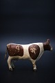 Dekorativ udskåret ko i bemalet træ med en rigtig fin gammel patina.Oprindeligt gammelt legetøj fra 30érne. H:12,5cm. L:20cm.