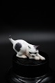 Lille porcelæns kat fra Dahl Jensen.DJ# 1013. 1.sort. H:6,5cm. L:12cm.