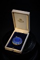 Gammel medaljon / vedhæng i sølv (Stemplet) og blå emalje.( Der er lidt små ridser i emaljen)Dia:3,5cm.