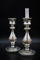 1800 tals lysestage i fattigmandssølv (Mercury silver glass) med fin patina. Højde :23,5cm. med bemalet blad ranke.