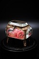 Gammelt fransk smykkeskrin i bronze og facetslebne glas ,silkepude og en fin gammel patina.H:6,5cm. L&B:7,5x5,5cm.