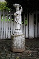 Romantisk gammel fransk patineret sandstensfigur af kvinde der bære en kurv på hovedet. Højde:125cm. ...