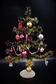 Dekorativt mini juletræ i farvet gåsefjer fra begyndelsen af 1900 tallet , pyntet med mini glaspynt. H:45cm. Dia.:33cm.