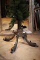 Dekorativ gammel juletræsfod i patineret bronze med fine detaljer.H:42cm. -Bund: 46x46cm.