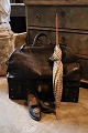 Dekorativ , antik rejsetaske fra 1700/1800 tallet i læder.H:52cm. L:57cm. B:30cm. ...