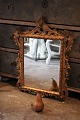 Antikt fransk 1800 tals væg spejl med udskåret forgyldt træ ramme med fine dekorationer og med en rigtig fin patina...