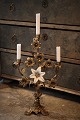 Fransk 1800 tals kirkelysestage i forgyldt bronze til 3 stearinlysdekoreret med en sjælden hvid lilje porcelæns blomst..