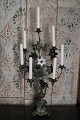 Antik fransk kirkestage i mørk patina dekoreret med 1 fin gammel hvid opaline glas blomst og har en meget fin fod.Højde: 68,5cm.