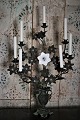 Antik fransk kirkestage i mørk patina dekoreret med 2 store finegammel hvid opaline glas blomster...