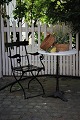 Old French café table with base in black cast iron and gray / white marble top. H:72cm. Dia.:60cm....