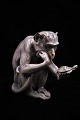 Stor porcelænsfigur fra Bing & Grøndahl af siddende abe der holder en lille skildpadde. B&G 1545. 1.sort. (har lille brændingsfejl)H: 34,5cm. D:40cm.