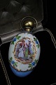 1800 tals parfume flaske i porcelæn med håndmalet motiv , guld dekoration og messinglåg. H:8,5cm. B:4cm.