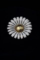 Fin gamle Marguerit / Daisy broche i sterling sølv og hvid emalje. 
Dia.:5 cm. Stemplet A. Michaelsen ( AM )