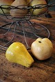 Dekorative , gamle svenske keramik sparrebøsser i form af et æble (SOLGT) og en pære med en fin patina....