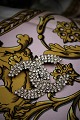 Vintage Chanel "CC" signaturbroche i guldmetal og Chanel-rhinsten.(1 lille sten mangler) Måler: 3,7x5cm.