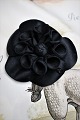 Original Vintage Chanel blomster broche i tyk sort silke stof...