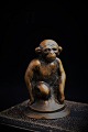 Dekorativ , lille abe i bronze med fin patina...