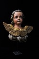 Dekorativ , antik 1800 tals engel med vinger i udskåret træ med fin original 
bemaling og forgyldning...