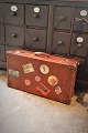 Dekorativ , gammel rejsekuffert i læder med en super fin patina...