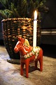Dekorativ , gammel svensk Dalarhest julestage med plads til et lille julestearinlys på ryggen. H: 13,5cm...
