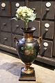 STOR dekorativ 1800 tals jern vase med håndmalet blomstermotiv og guld 
dekorationer.
H: 58cm...