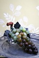 Decorative, large old bunch of grapes in colored jade. 
Length: 27cm.