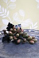 Decorative, old bunch of grapes in colored jade. 
Length: 18cm.