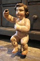 Dekorativ , antik tidlig 1800 tals Putti / engel i udskåret træ med fin original 
bemaling og patina...