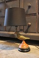 Dekorativ , gammel bordlampe i form af lille fugl i bemalet messing der holder 
lampeskærmen...