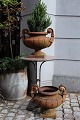 Store ,  franske 1800 tals jern krukker med hanke og en rigtig fin gammel 
patina...