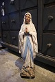 Fin , gammel fransk Madonna figur i bemalet gips med en fin gammel patina.