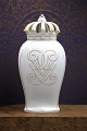 Bing & Grøndahl vase / lågkrukke i hvid porcelæn med Kong Christian d.X´s monogram...