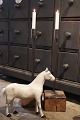 Dekorativ , gammel svensk hest i udskåret træ med hvid bemaling og glas øjne...