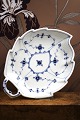 Royal Copenhagen Musselmalet Riflet blad formet fad med hank. 1/145.1898-1923...