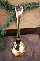 Års juleske fra Georg Jensen (1974)i forgyldt sterlingsølv med emalje blomst.