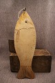 Gammelt, svensk skærebræt i træ i form af en fisk med en fin gammel patina...