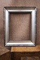 Fransk 1800 tals sølv ramme med fin gammel patina. Yder mål : 29x35cm...