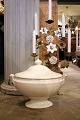Stor, dekorativ oval Fransk 1800 tals cremefarvet fajance terrin...